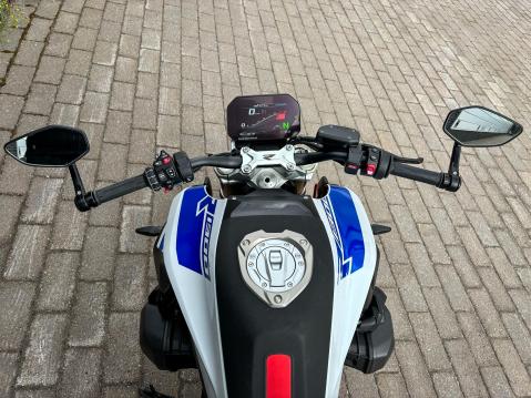BMW R 1300 R: Ohjaustangon päissä olevat peilit ovat hyvä oivallus. Näkee muutakin, kuin kuljettajan olkapäät. 