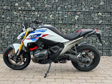 BMW R 1300 R: Kardaani soveltuu hyvin pyörän ulkomuotoon ja bonuksena ei tarvitse ketjujen kanssa pelata.