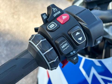 BMW R 1300 R: MULTI-ROCKER-painike löytyy ohjaustangon vasemmalta puolelta