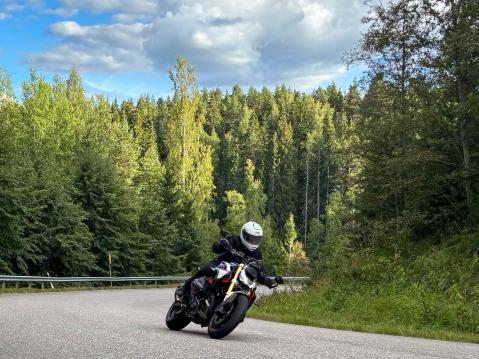 BMW R 1300 R: Koeajajamme Juha Harmanen ihastui todella paljon pyörän ajo-ominaisuuksiin ja ajettavuuteen.