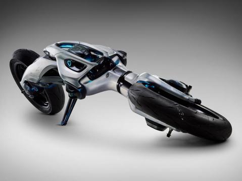 MOTOROiD:Λ kykenee omin avuin nousemaan ylös maasta kaaduttuaan. Lisäksi se on varustettu oppivalla keinoälyllä.