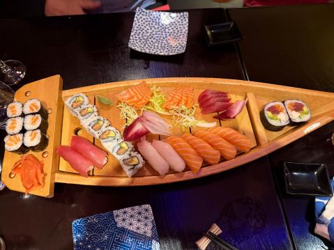 Näyttävä sushi-annos. 