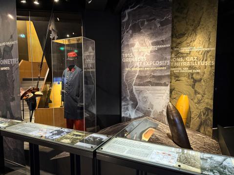Memorial du Verdun. Tykistön kranaatteja ja ilmeisesti tykkimiehen asu.