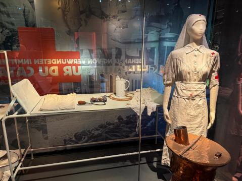 Memorial du Verdun. Sisar hento valkoinen ja sotasairaalan vuode.