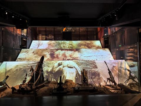 Memorial du Verdun: multimediaesityksen rekvisiittaa aseineen ja kuvaseinineen. Esitys oli todella vaikuttava.