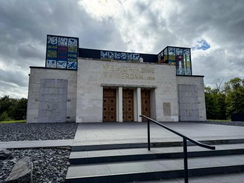 Memorial du Verdun toisesta vinkkelistä.