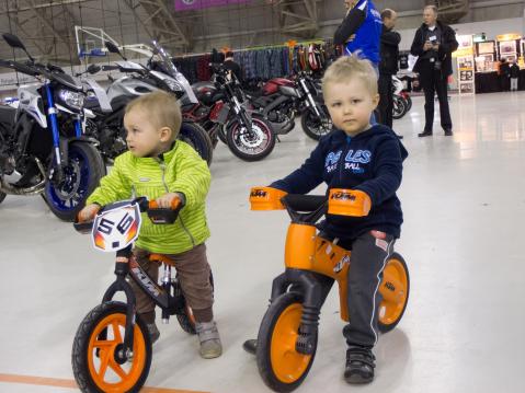 Veljekset Jalo (vasemmalla) ja Sisu Lehtonen testasivat innolla KTM-pyöriä.