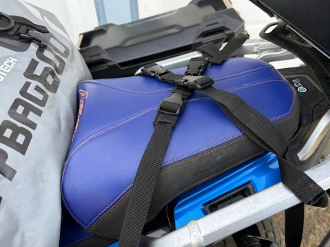 SW Motech Drybag 600. Vaikka laukun ottaa mukaansa, niin sen hihnat voi välikappaleiden avulla kiinnittää paikalleen, jolloin asennus on helpompaa.