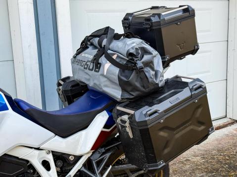 Kuvassa nakyy, miten Drybagin reunat osuvat sivulaukkujen paalle. Haittaa vain silloin, kun tarvitsee saada sivulaukuista jotain. Kuten kuvista nakyy, tavaraa ei ollut 'tarpeeksi', sillä Drybag ei koskaa ollu taynna. Noin 35 litran laukku olisi hyvin ajanut saman asian.
