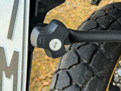 SM Motechin Trax -adventurelaukkusarjan teline lukitaan kiinni pyörään, jolloin sitä ei pysty varastamaan.