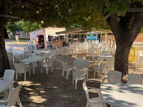 Iltaisin allasalueen ravintola täyttyi ruokailijoista.