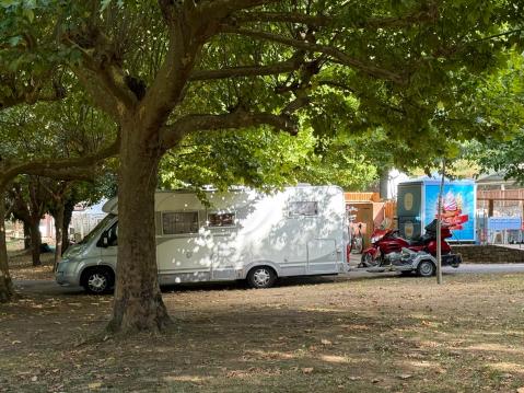 Näinkin voi matkustaa. Asuntoauton perässä Honda Pan Europian. 