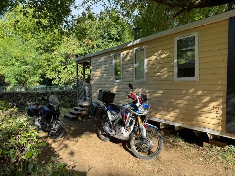 Pyörät sai parkkiin majapaikan sivuun.