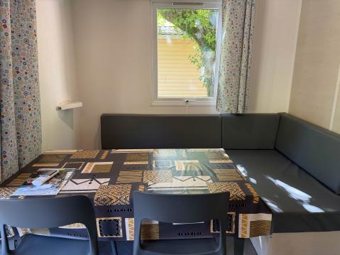 Sohva oli päällystetty keinonahalla.