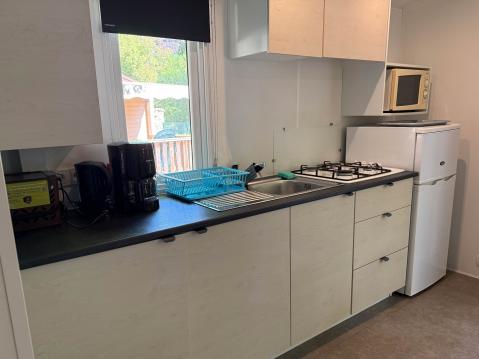 Hella ja myös lämmin vesi toimi kaasulla. Varsinkin tiskatessa ja suihkussa käydessä kaasulämmitteinen vesi oli haasteellinen, tasalämpöistä vettä oli välillä vaikea saada.