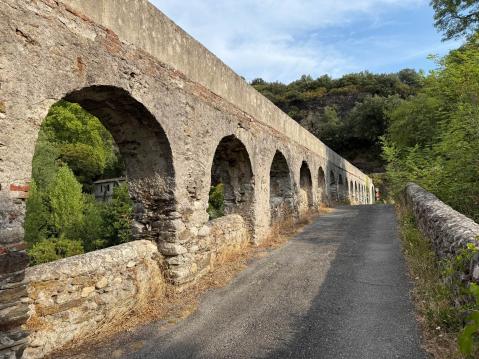 Arre-joen yli menee vanha silta.