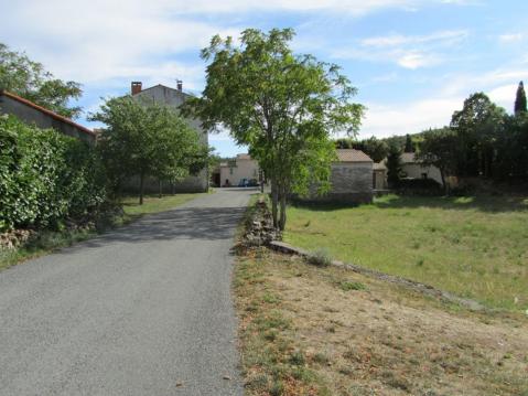 Pieni kylätie Montdardiessa.