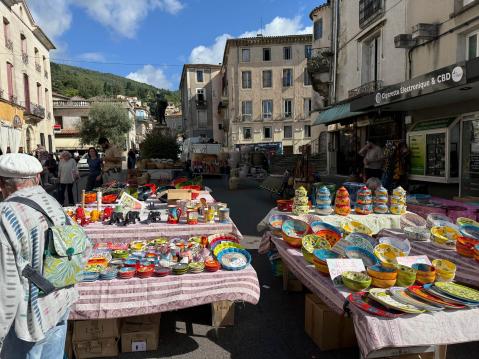 Lauantaisin kadut täyttyvät kaupustelijoista.