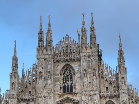 Madonnina erottuu etumaisten pylväiden takana kultauksensa ansiosta hyvin.