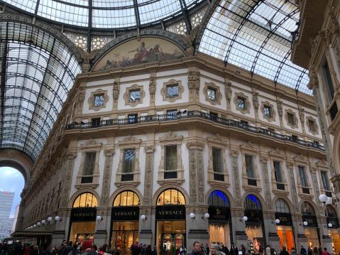 Lasikaton ja marmorilattian lisäksi, myös seinät ovat hyvin koristeelliset. Kaikkien Gallerian liikkeiden nimikylttien pitää olla kultaisen värisiä.