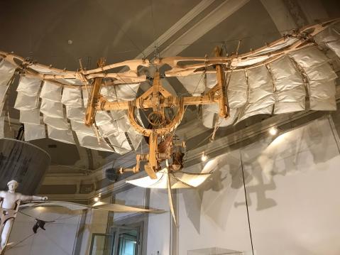 Unelma lentämisestä ilmenee moninaisten alkeellisten lentolaitteiden ja isojen leijojen muodossa.