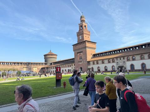 Sforzescon linna on valtavan laaja kokonaisuus, jota on korjattu ja entisöity useasti, eri sotatuhojen jäljiltä.