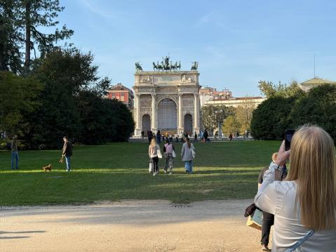 Sempione puiston toisessa päädyssä on Rauhan kaari, Arco della Pace.