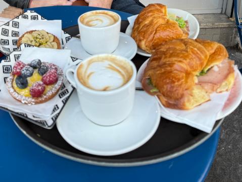 Vähän suolaista ja makeaa kahvin kera.