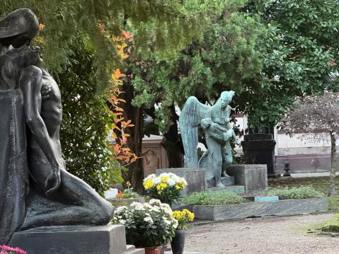 ...veistoksia on lähes jokaisella haudalla.