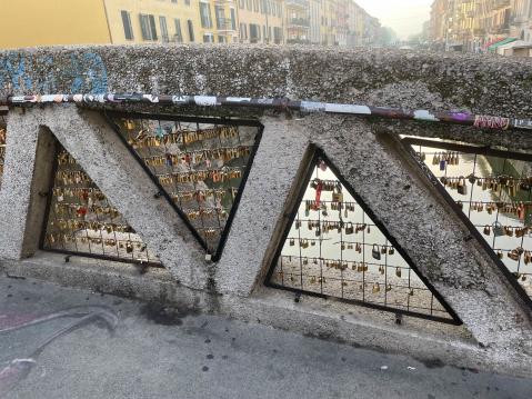 Rakkauslukkoja kiinnitettynä Ponte Alda Merinin siltarakenteisiin.