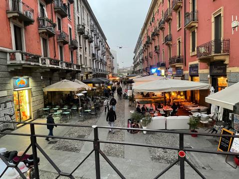 Myos Via Casale herää illalla uuteen eloon.