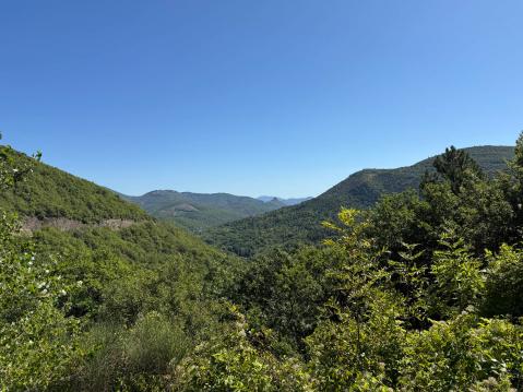 Etelä-Ranskan vuoristomaisemaa.