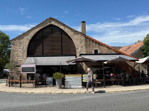 Le Bonheur est dans le Sud on ilmeisen suosittu ravintola La Cavalerissa.