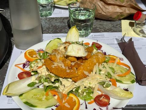 Ceasar salaattiannos oli runsas ja maukas.