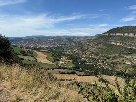 Laakson pohjalla virtaa Tarn-joki.