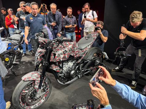 Honda V3R 900 Compressor -prototyyppi. '1200 cc moottorin suorituskyky 900 cc moottorista', lupaa Honda.