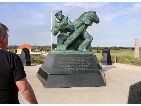 Pronssinen maihinnousun muistomerkki.