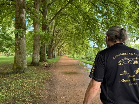 ...osa puistomaista hiekkatietä.