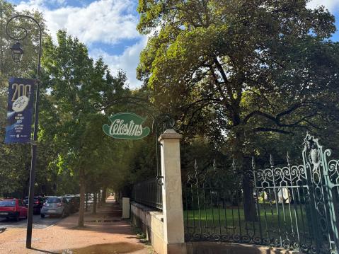 Vichy-pastillin 200 vuotis -julisteita oli ympäri kaupunkia. Portti Celestinsin lähteelle.