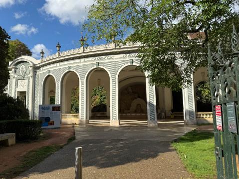 Kaunis paviljonkirakennus piti sisällään makoisan yllätyksen.