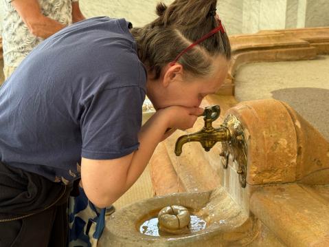 17,3 °C:n lämpöistä kivennäisvettä suoraan lähteestä.