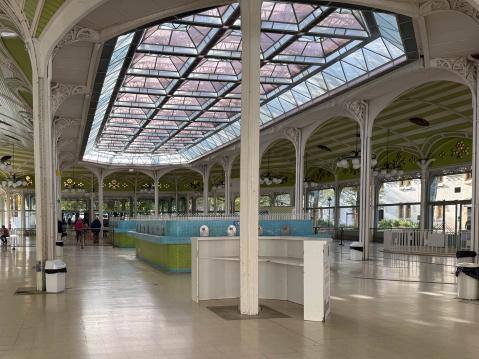 Hall de Sources sijaitsee Chomel- ja Grande Grill -lähteiden päällä.