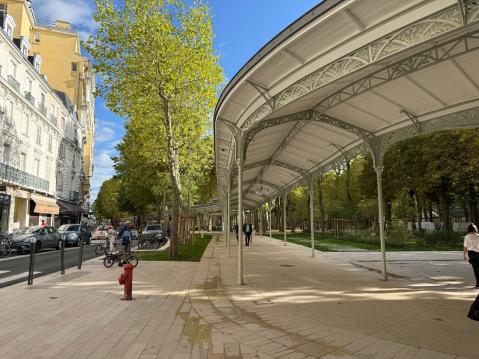 Napoleon III:en rakennuttama katettu käytävä oopperatalolta Hall de Sourcesiin.