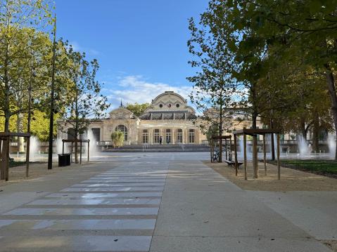 Puiston toisessa päässä on Vichyn oopperatalo.