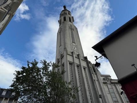 Ulkoa päin katsottuna Église Saint-Blaisen kirkko ei välttämättä houkuttele.