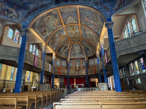 Kirkon sisällä vallitsevasta art deco -tyyli näkyy seinä-...