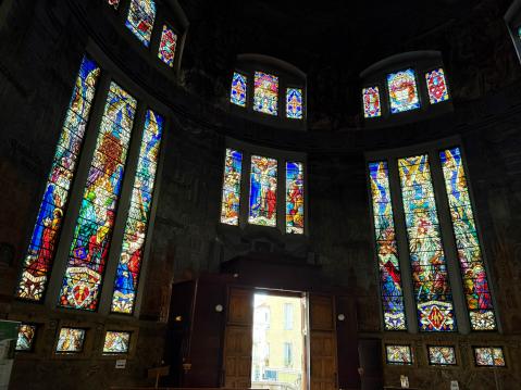 ...ja lasimaalauksissa.