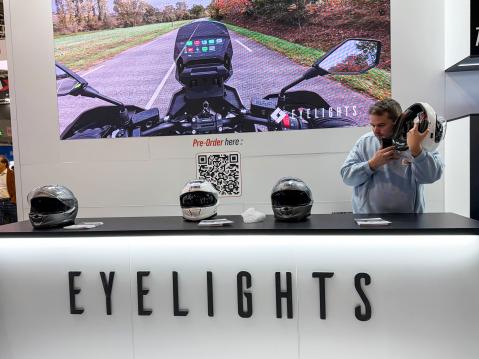 Eyelightsin osastoa EICMA:ssa. Kuva Eija Kyllönen / Motouutiset.fi.