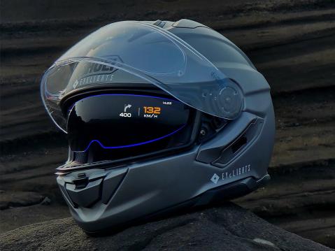 Shoei GT-Air 3 ja Eyelights visiirinäyttö toiminnassa. Kuva Eyelights.