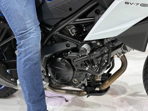 Suzuki SV-7GX ja 'pellin' alla se V2-moottori. Kuva Eija Kyllönen / Motouutiset.fi.